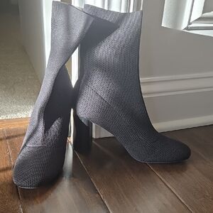 Zara Black Textured Heeled Boots